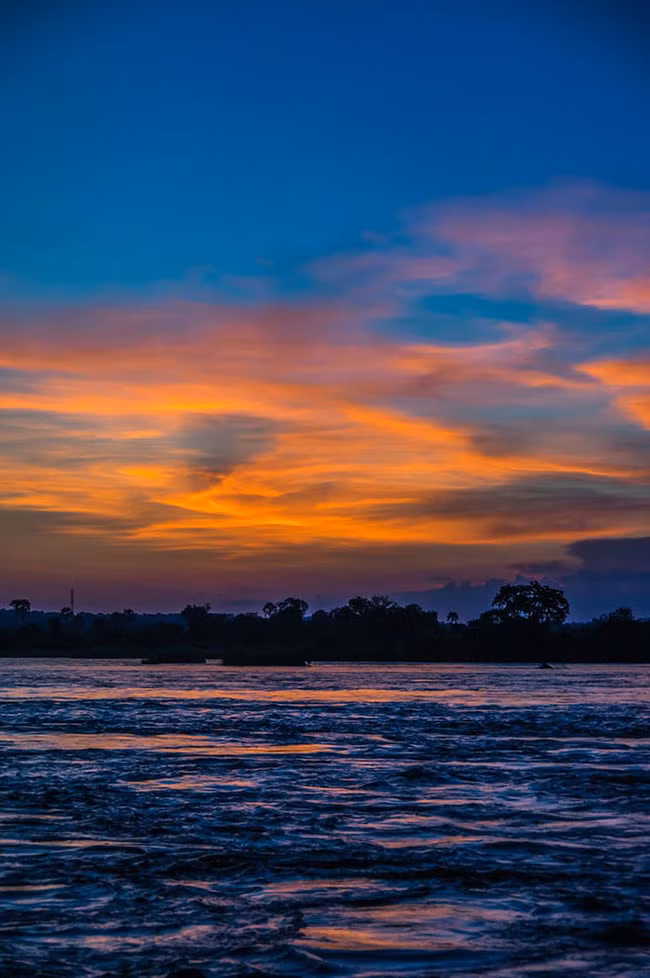 Cho dù dành tới 4 ngày cho chuyến chèo thuyền ở sông Zambezi, Zambia, bạn vẫn sẽ cảm thấy chưa đủ bởi sự thú vị, hấp dẫn của nó. Vào ban ngày, du khách sẽ trải nghiệm những thác ghềnh tuyệt vời nhất mà dòng sông mang lại, còn buổi tối du khách sẽ được thư giãn bên đống lửa trại và ngắm sao.