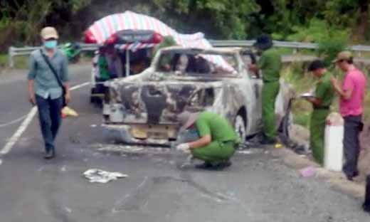 Ban giao hai cot nan nhan bi bi thu xa giet cho nguoi than an tang