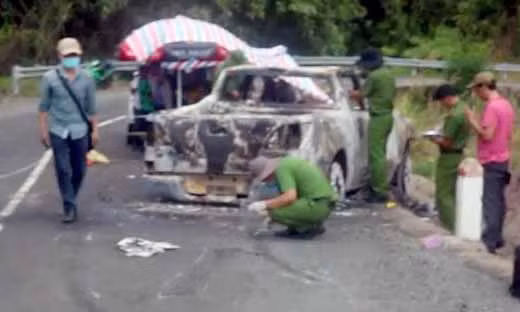 Ban giao hai cot nan nhan bi bi thu xa giet cho nguoi than an tang