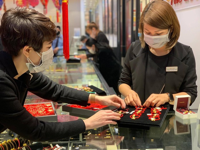 Gia vang hom nay 10/5: Gia qua cao, mua ban cam chung