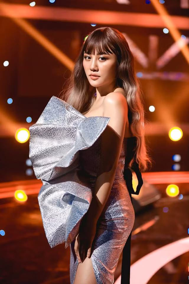 10 năm trước tại Vietnam Idol, Văn Mai Hương là cô bé 16 tuổi tròn trịa, dễ thương. Nhưng Văn Mai Hương hiện tại trở nên thon gọn và xinh đẹp hơn rất nhiều. Đó là kết quả của nỗ lực giảm cân khoa học nhờ tập gym, yoga và ăn uống kiêng khem. Từng chia sẻ vớiZing, giọng caNếu như anh đếnkể cô dành 90-120 phút tập gym mỗi ngày, ngoài động tác plank giúp bụng thon, săn chắc, cô còn thực hiện 300 cái squat.