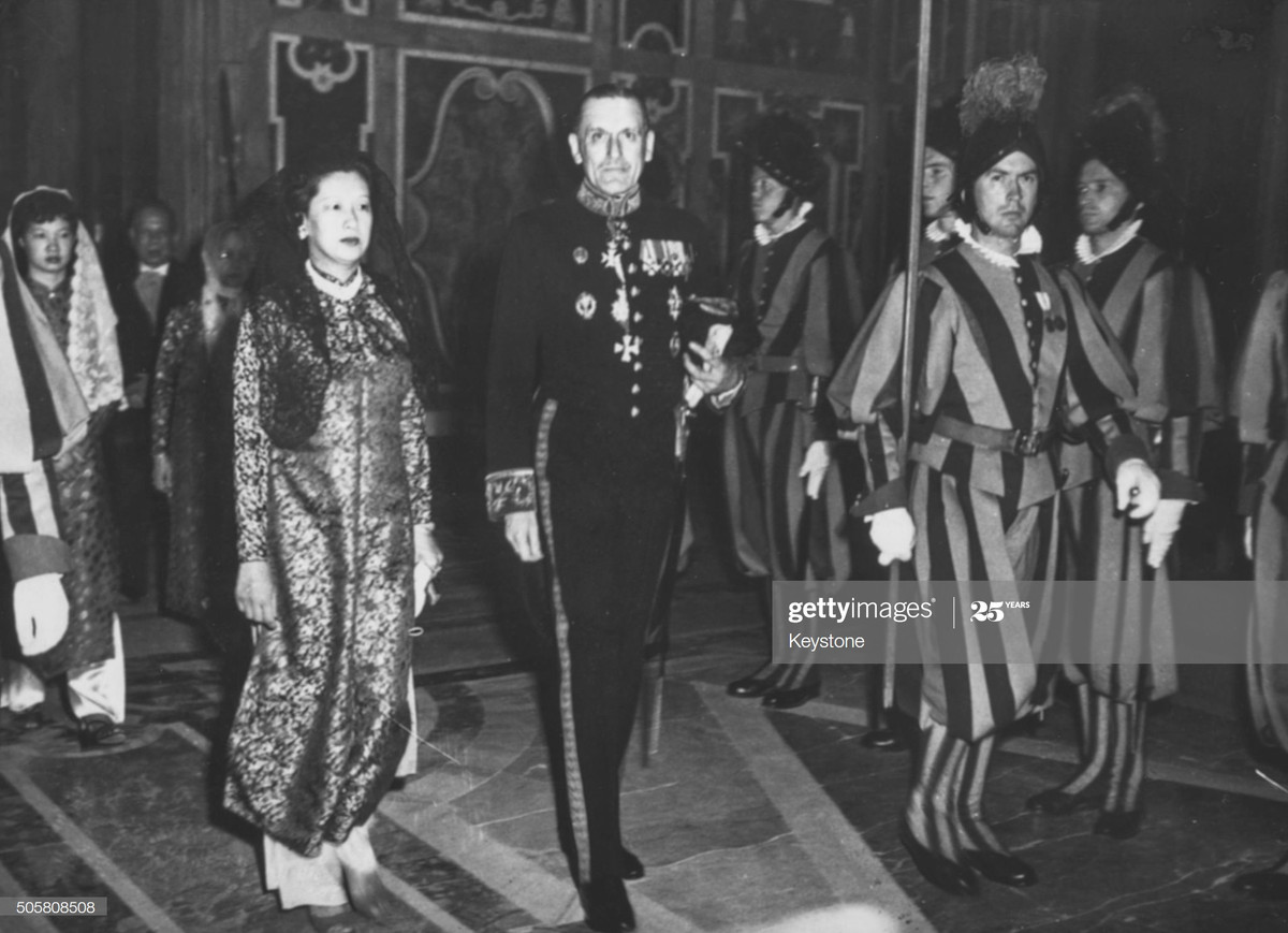 Hoàng hậu Nam Phương chờ yết kiến Đức Giáo hoàng trong chuyến viếng thăm Vatican, ngày 28/7/1954. Bà là một tín đồ Công giáo, nhũ danh là Jeanne Mariette Nguyễn Hữu Hào.