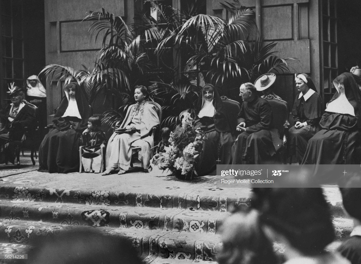 Hoàng hậu Nam Phương cùng các con về thăm trường Couvent des Oiseau, Paris. Ảnh được nhiều nguồn chú thích chụp năm 1933, nhưng thực tế được chụp nhiều năm sau đó, vì năm 1934 bà mới kết hôn với vua Bảo Đại và năm 1936 sinh con đầu lòng.