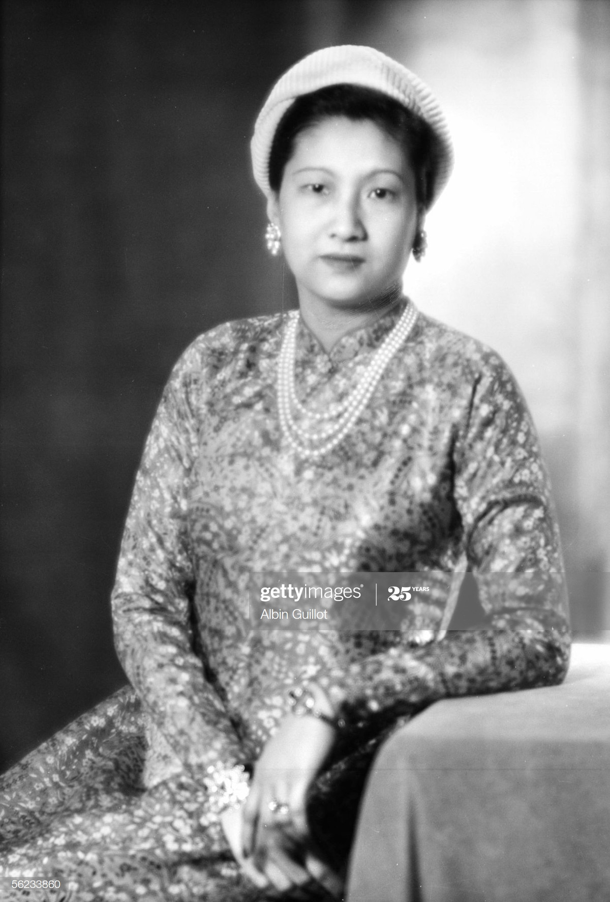 Trong bức ảnh chụp cùng năm 1949 này, bà Nam Phương mặc áo dài truyền thống.