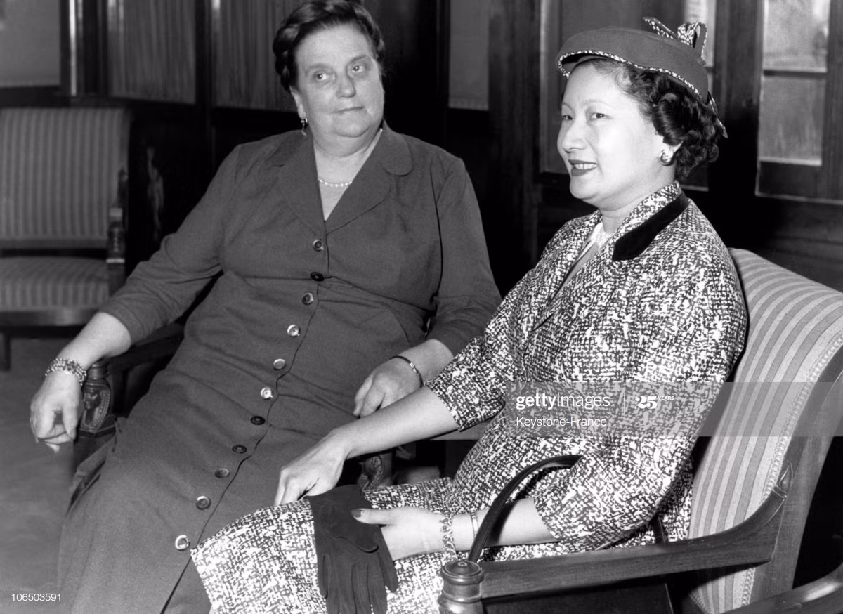 Madame Coty, vợ của Tổng thống Pháp Rene Coty, nói chuyện với Hoàng hậu Nam Phương trong chuyến viếng thăm của Bảo Đại đến lâu đài Vizille, nước Pháp ngày 17/3/1954.