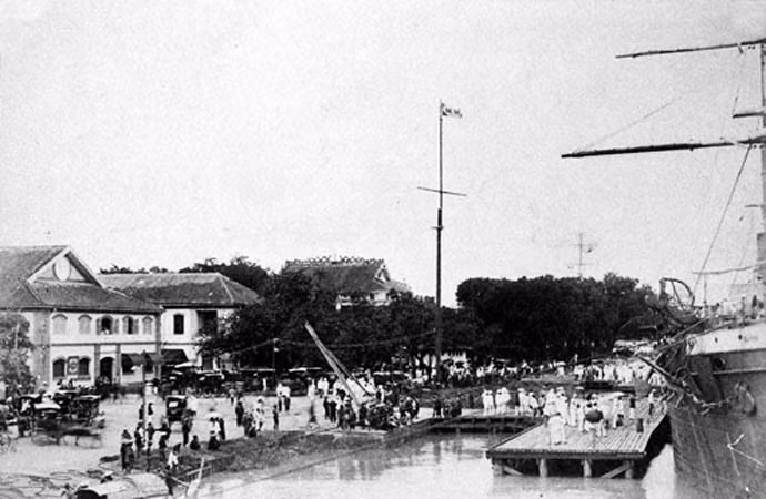 Tàu cập bến Nhà Rồng năm 1890.