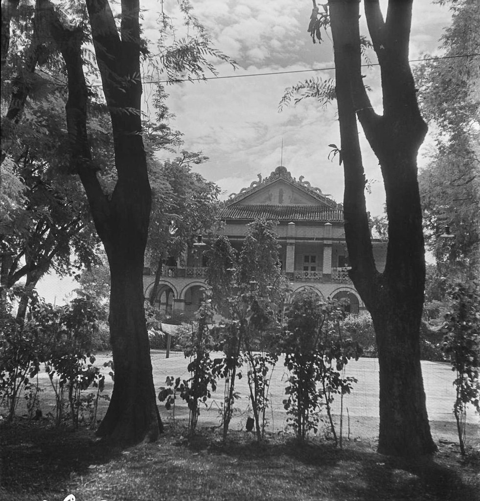 Nhà Rồng năm 1938 với hai con rồng trên đầu hồi (ngày nay không còn nữa). Sau khi người Pháp thất bại ở Đông Dương năm 1954, Bến Nhà Rồng được tu sửa lại và trang trí hình rồng trên đỉnh mái được thay đổi hướng ra ngoài.