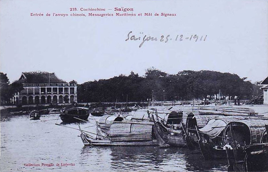 Khu vực cửa rạch Bến Nghé với bến Nhà Rồng ở bên trái, 1911. Từ bến tàu này, người thanh niên Nguyễn Tất Thành đã xuống con tàu Amiral Latouche Tréville để ra đi tìm đường cứu nước vào ngày 5/6/1911.