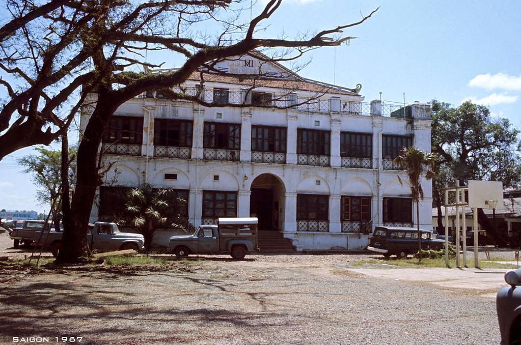 Nhà Rồng năm 1967. Từ năm 1965, tòa nhà được quân đội Mỹ sử dụng làm trụ sở của Cơ quan Tiếp nhận viện trợ quân sự Mỹ.