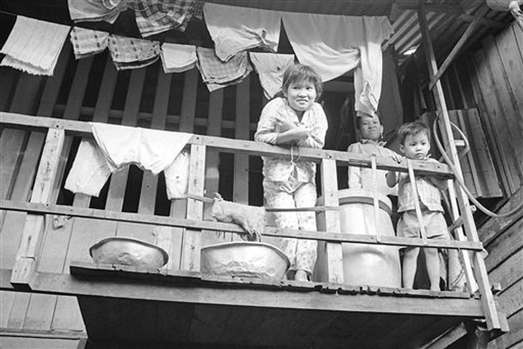 Những đứa trẻ trên ban công một ngôi nhà ổ chuột.