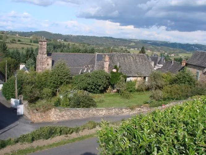 Những bất động sản này bà đã chia cho các con, chỉ giữ lại lâu đài và trang trại ở Charbrignac, gồm 160 mẫu đất với một đàn bò gần trăm con.