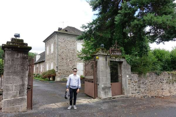 Tòa lâu đài cách biệt với những nhà dân ở vùng này, vì là làng quê nên mọi người ít có dịp giao thiệp với nhau. Ảnh: Trịnh Quốc Huy.