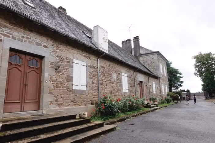 Người quản gia cùng các hầu gái đã vội chạy đi tìm bác sĩ khác ở làng bên, cách mươi cây số. Nhưng vì bệnh viện ở xa, bác sĩ không tới kịp nên bà đã ra đi vào lúc 5 giờ chiều.