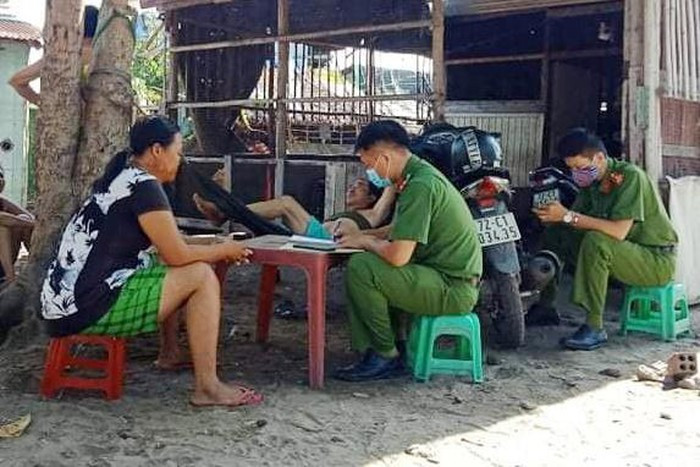 Bị trách vô lễ, thanh niên gọi bạn chém 5 hàng xóm mẹ vợ Bi trach vo le, thanh nien goi ban chem 5 hang xom me vo