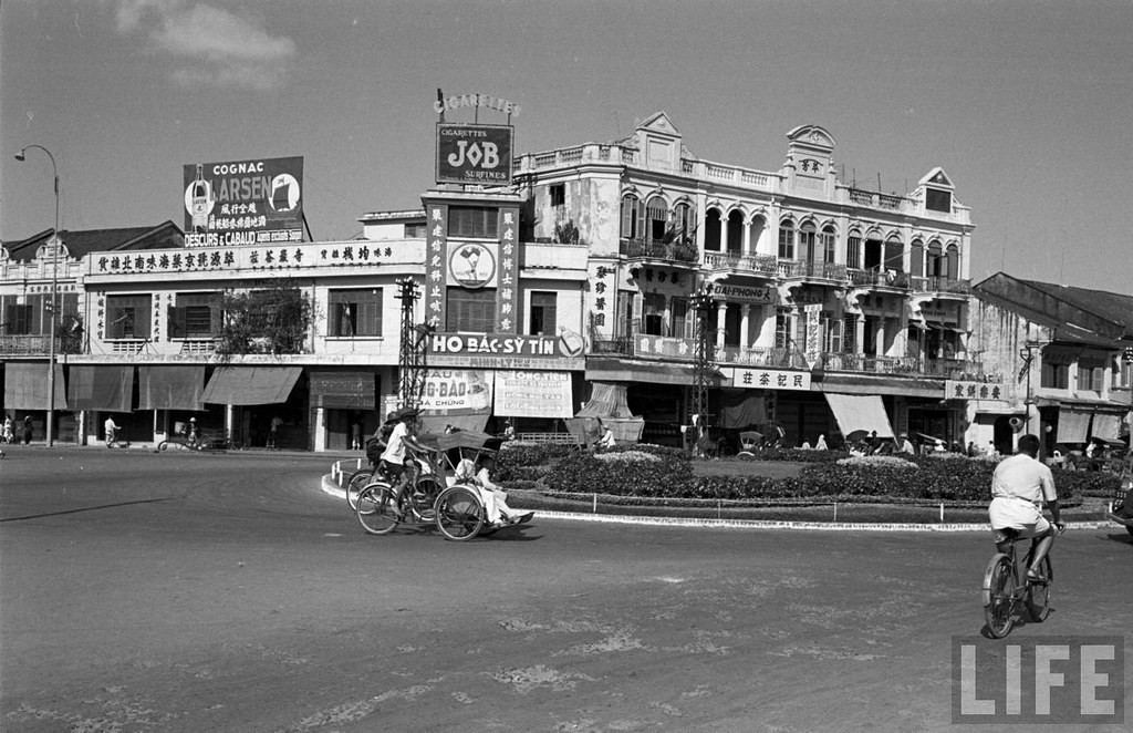 Vòng xoay giao lộ Khổng Tử - Tổng Đốc Phương (Ngã Năm Chợ Lớn, nay là vòng xoay Hải Thượng Lãn Ông - Châu Văn Liêm, nơi có tượng Phan Đình Phùng phía trước Bưu Điện Quận 5), ảnh chụp năm 1950. Ảnh: Carl Mydans / Life.