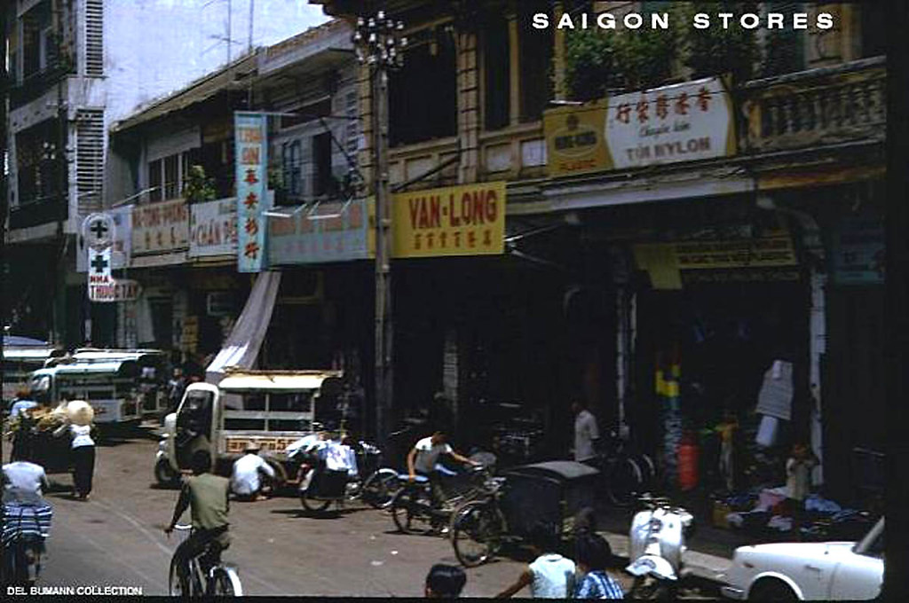 Các cửa hàng trên đường Tổng Đốc Phương năm 1968. Ảnh: Del Bumann Collection.