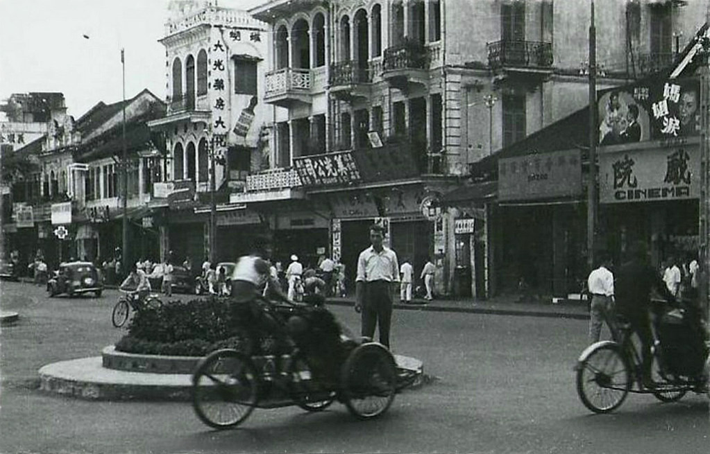 Ngã tư Đồng Khánh - Tổng Đốc Phương (Nguyễn Trãi - Châu Văn Liêm) thập niên 1960. Ngày 4/6/1911, Nguyễn Tất Thành lấy tên là Văn Ba rời phân cuộc Liên Thành thương quán xuống tàu của Pháp mang tên Amiral Latouche Treville, bắt đầu hành trình tìm kiếm tự do cho dân tộc.