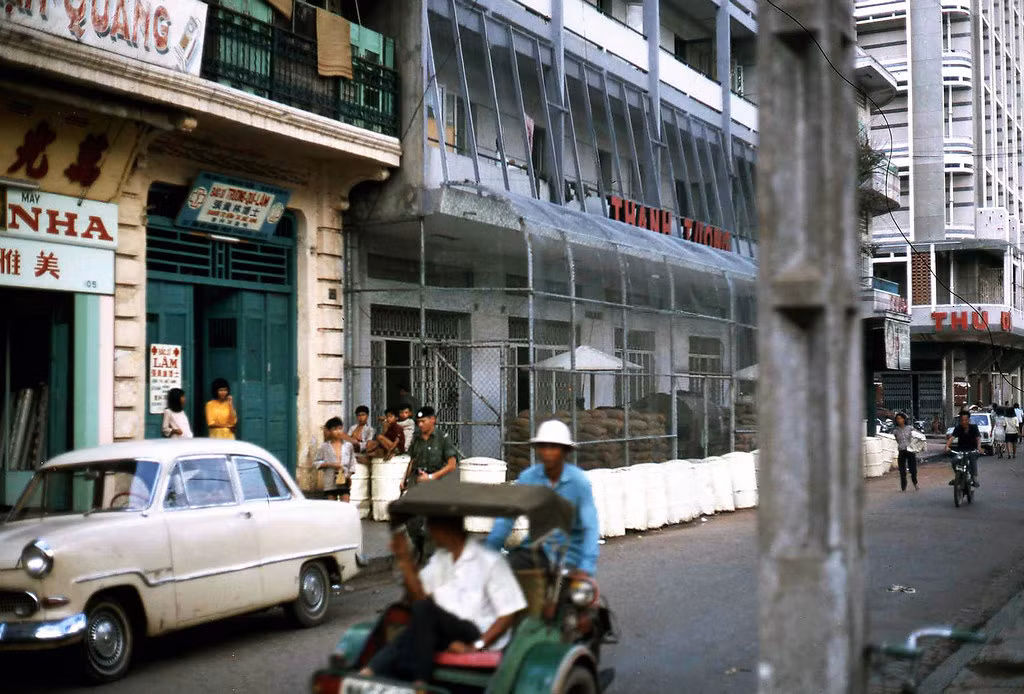 Khách sạn Canberra Hotel trên đường Tổng Đốc Phương, nơi tạm trú dành cho quân nhân Australia, 1968, ngày nay là khách sạn Trường Thành.