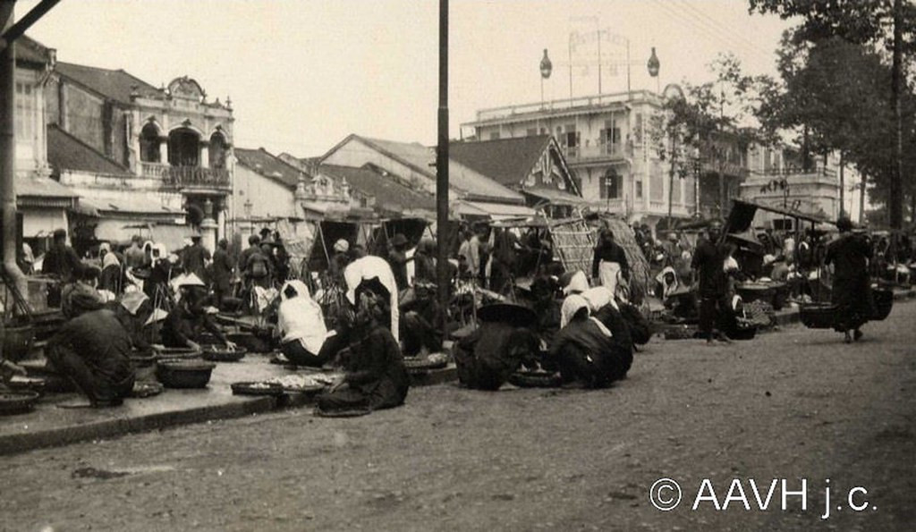 Chợ cóc trên đường Tổng Đốc Phương năm 1925. Trên con đường này, chàng thanh niên Nguyễn Tất Thành lưu trú tại cơ sở của phân cuộc Liên Thành thương quán (số nhà 1-2-3, đầu đường, phía Bưu điện Chợ Lớn ngày nay) từ tháng 9/1910 đến tháng 6/1911.