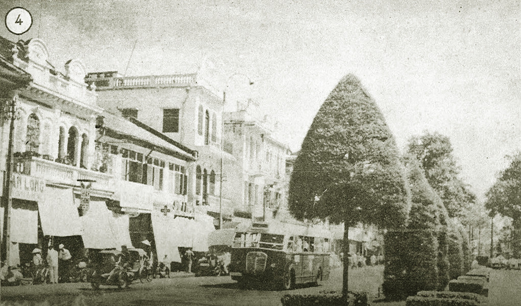 Đường Tổng Đốc Phương năm 1959. Trong thời gian sinh sống ở khu vực này, Nguyễn Tất Thành vừa dạy học vừa đi làm ở trường thợ máy, vừa đi bán báo ở thương cảng để kiếm sống và tìm hiểu đời sống người lao động cũng như các tàu ra vào cảng Sài Gòn.