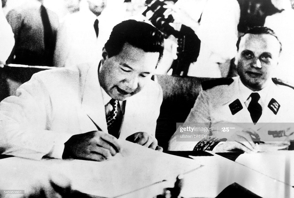 Quốc trưởng Bảo Đại làm việc với Leon Pignon, Cao ủy Pháp tại Đông Dương, Sài Gòn năm 1949.