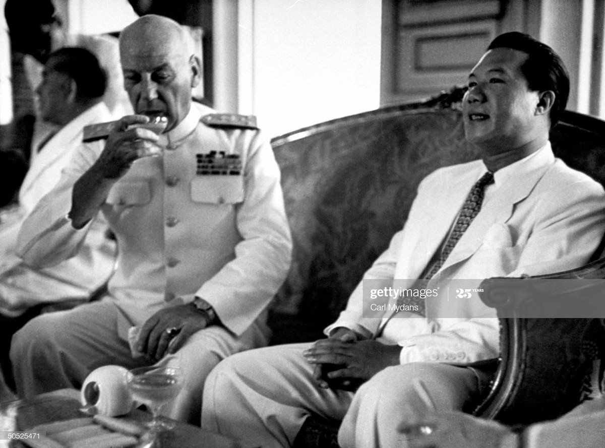 Đô đốc Russel S. Berkey cùng cựu hoàng Bảo Đại thưởng thức sâm-panh, 1950.