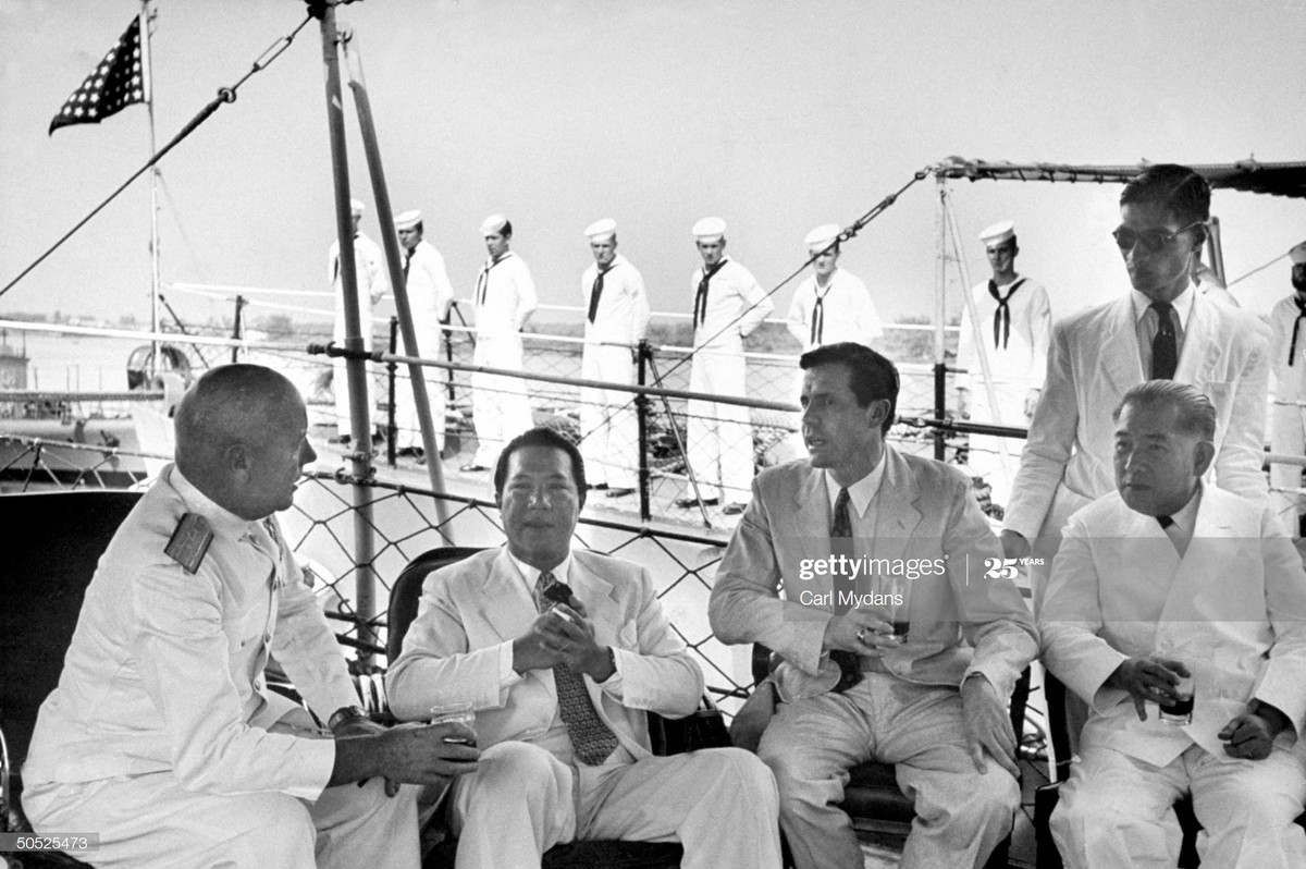 Bảo Đại và cố vấn Trần Văn Hữu (ngoài cùng bên phải) trò chuyện cùng Đô đốc Hải quân Hoa Kỳ Russel S. Berkey và nhà ngoại giao Edmund A. Gullion, 1950.