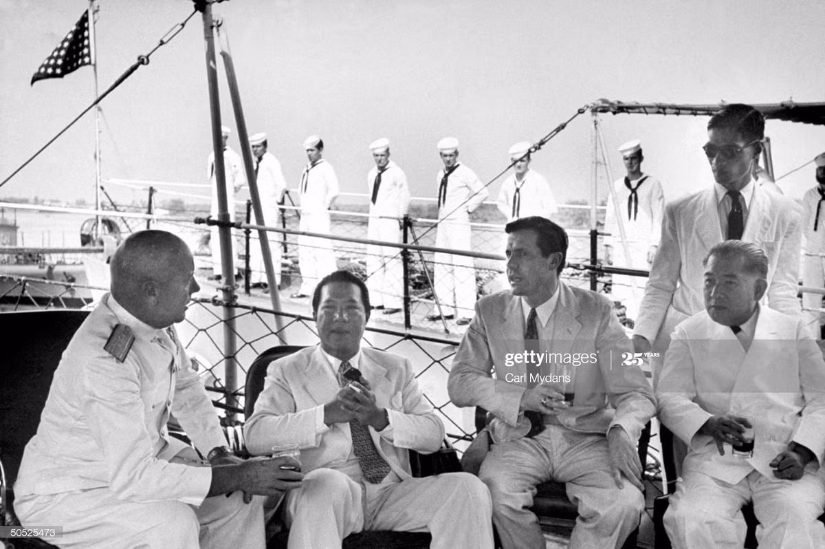 Bảo Đại và cố vấn Trần Văn Hữu (ngoài cùng bên phải) trò chuyện cùng Đô đốc Hải quân Hoa Kỳ Russel S. Berkey và nhà ngoại giao Edmund A. Gullion, 1950.
