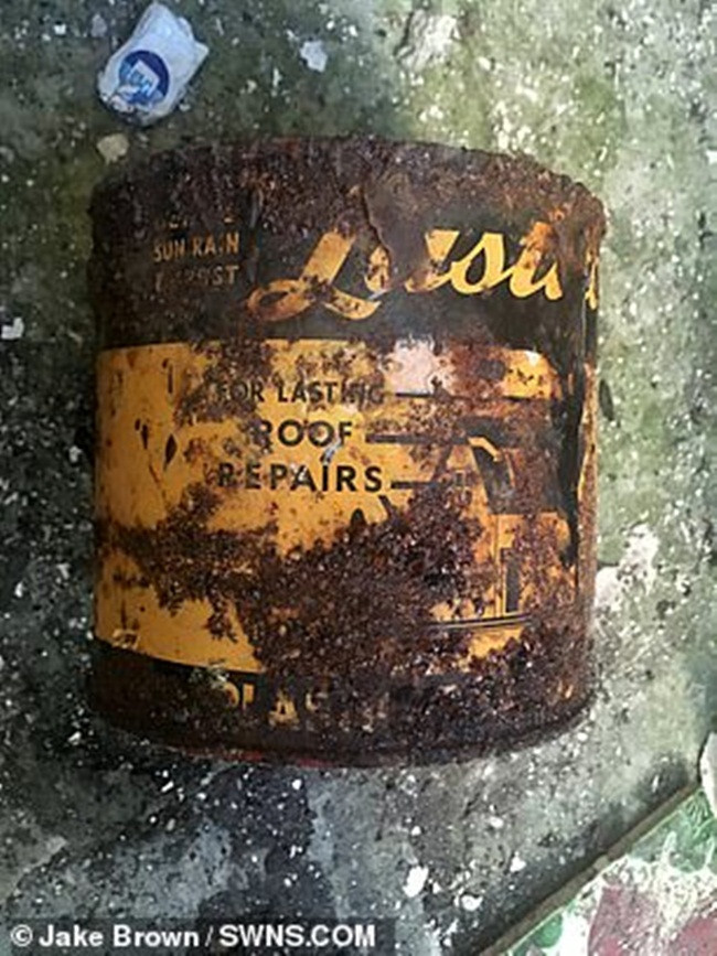 Jake phát hiện có cả những hộp đựng sơn và tờ báo đã nằm bị lãng quên ở đó hàng chục năm trời.