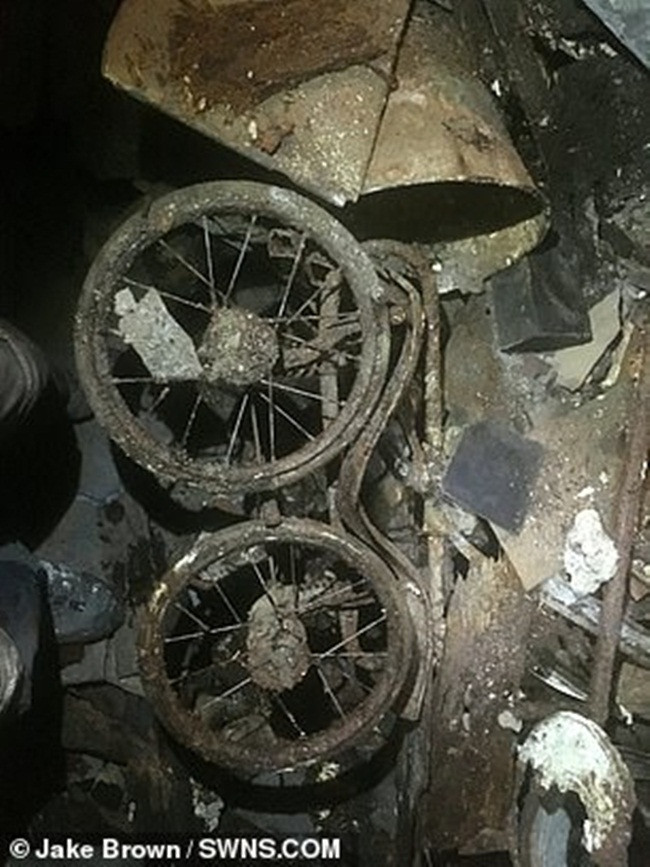 Jake đã đo đạc, tính toán phần không gian bên dưới nhà mới tìm được. Jake cho biết, vòm bằng đá của hầm vẫn tốt, phần mở rộng sâu 5m. cao 3m và rộng 3m.