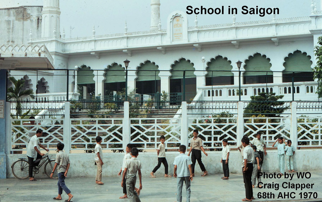 Trẻ em vui chơi trên vỉa hè bên ngoài thánh đường, 1970. Ảnh: Craig Clapper.