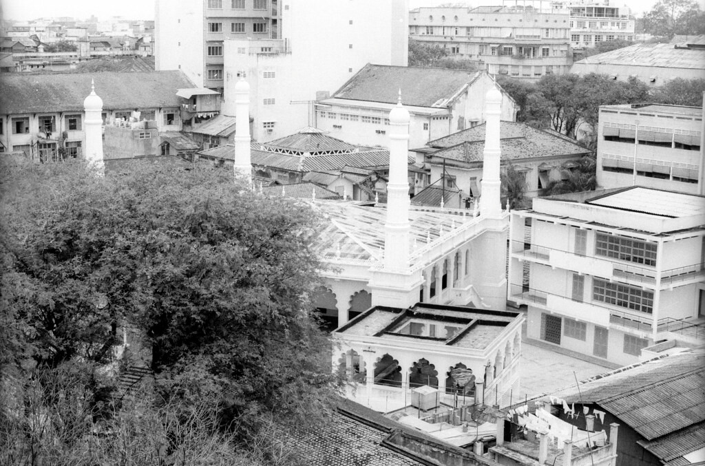 Một cái nhìn từ trên cao về thánh đường Jamia Al-Musulman năm 1967. Khu nhà hai tầng bên phải là trường học miễn phí cho con em Hồi giáo ở Sài Gòn, do các thương nhân Hồi giáo tài trợ. Phía dưới là hồ nước dành cho nam tín đồ lấy nước để thanh tẩy. Ảnh: Ken.