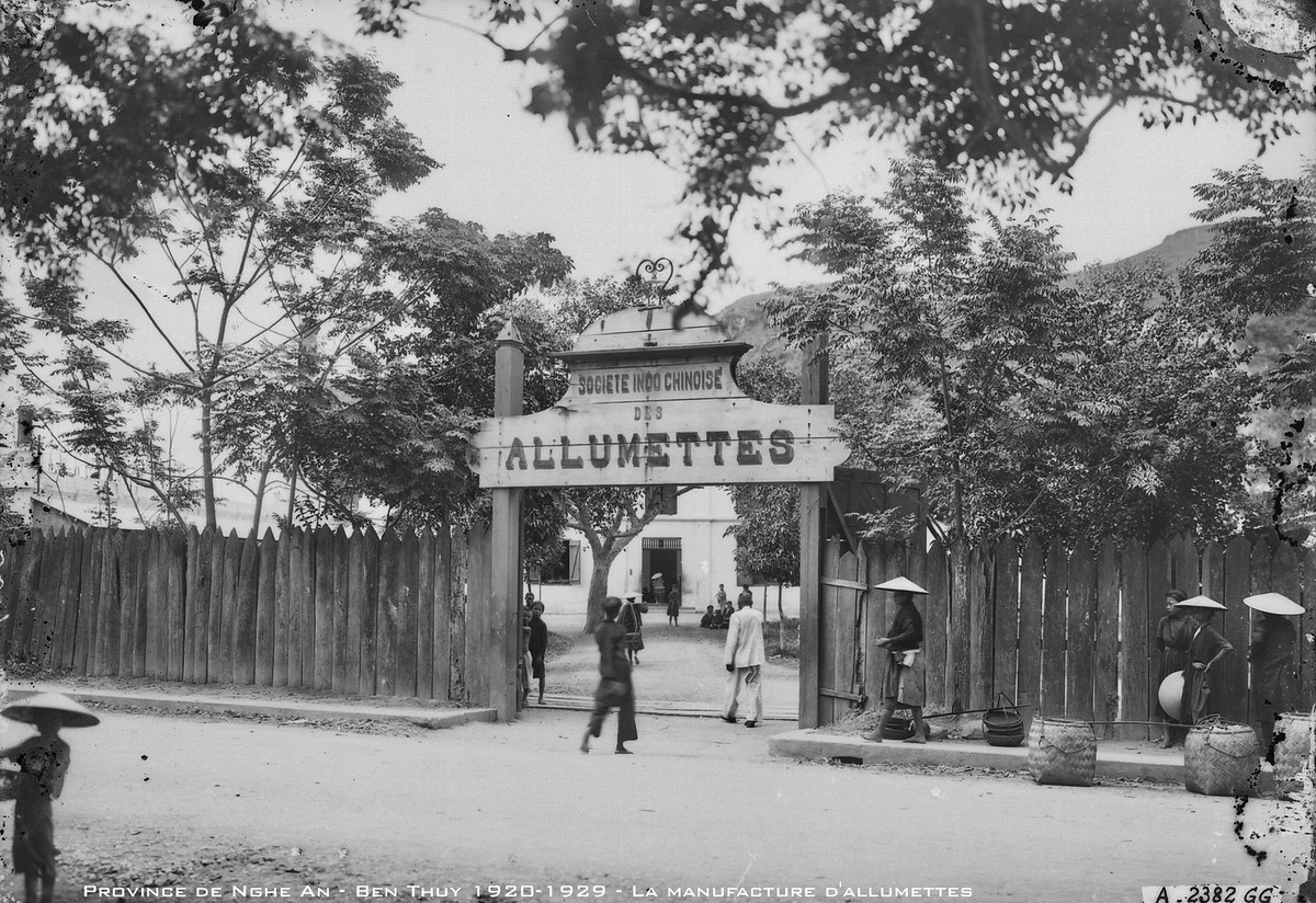 Bên ngoài nhà máy sản xuất diêm tại Bến Thủy, phía Đông thành Vinh.