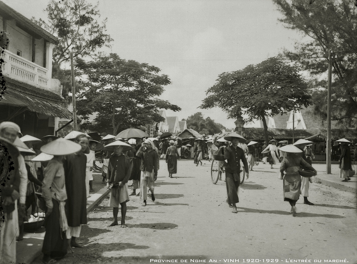 Khung cảnh nhộn nhịp tại con đường dẫn vào chợ ở Vinh thập niên 1920.