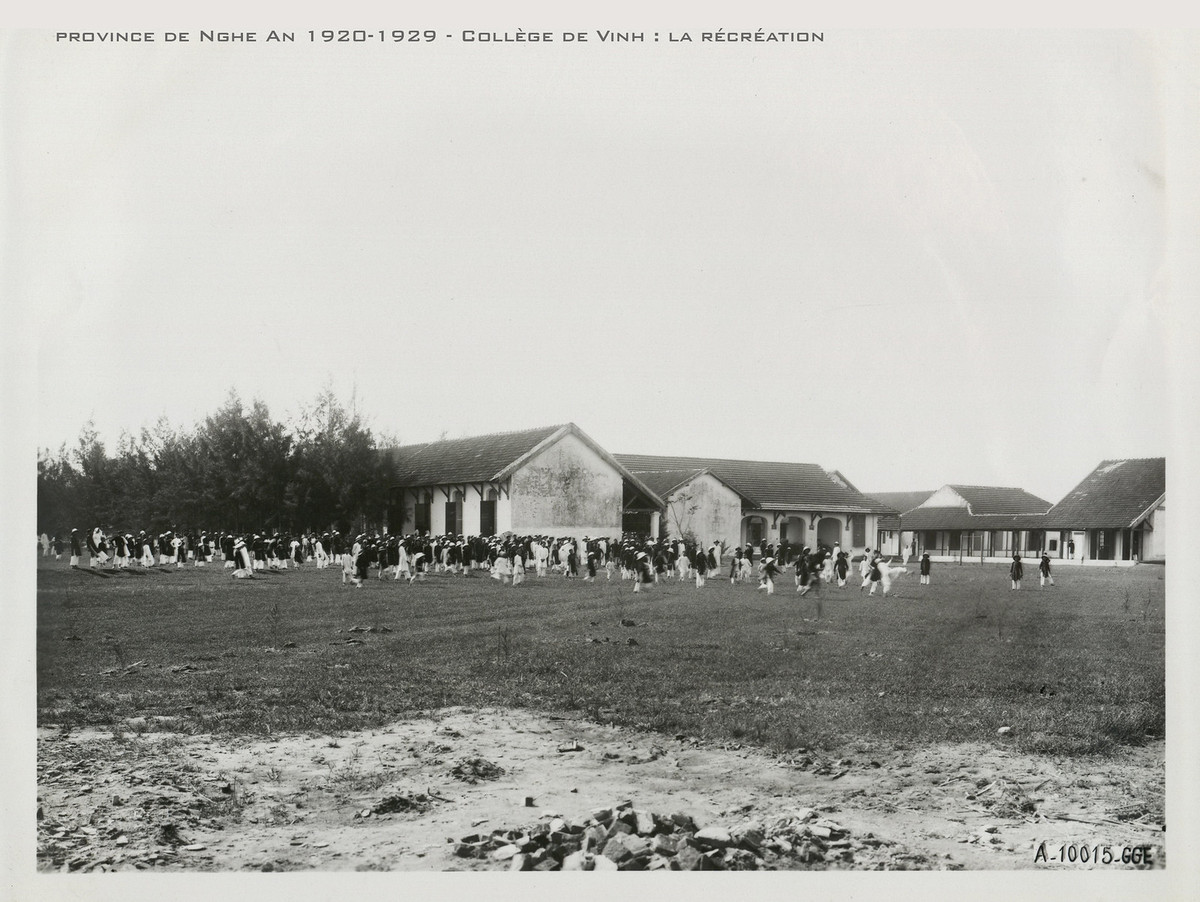 Hoạt động ngoài trời tại sân trường Cao đẳng Vinh.