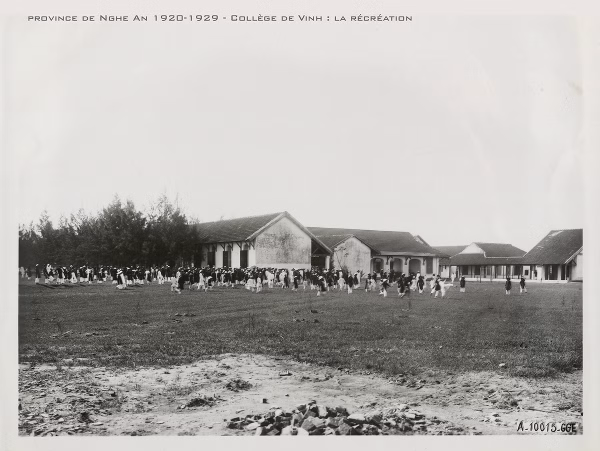 Hoạt động ngoài trời tại sân trường Cao đẳng Vinh.