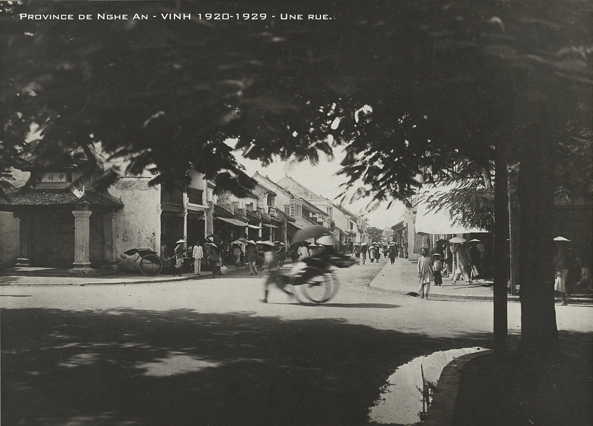 Chiếc xe tay chạy qua một ngã tư.