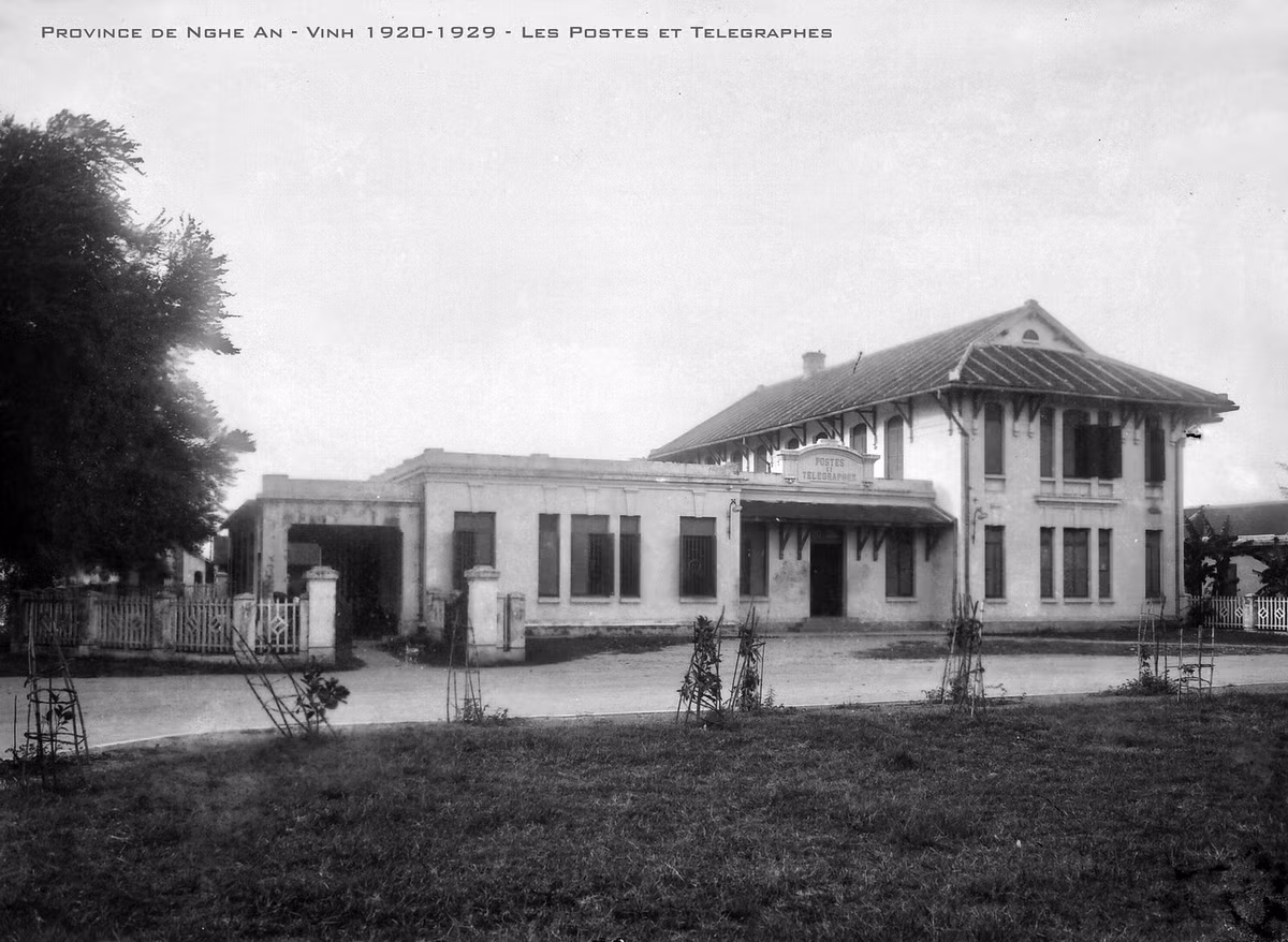 Tòa nhà bưu điện và điện báo.