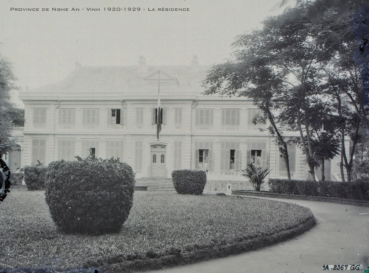 Dinh Công sứ Nghệ An trên đại lộ Maréchal Joffre (nay là đường Lê Hồng Sơn), Vinh thập niên 1920.