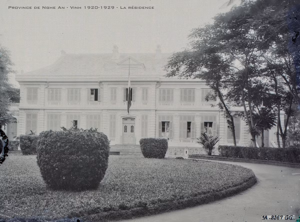 Dinh Công sứ Nghệ An trên đại lộ Maréchal Joffre (nay là đường Lê Hồng Sơn), Vinh thập niên 1920.