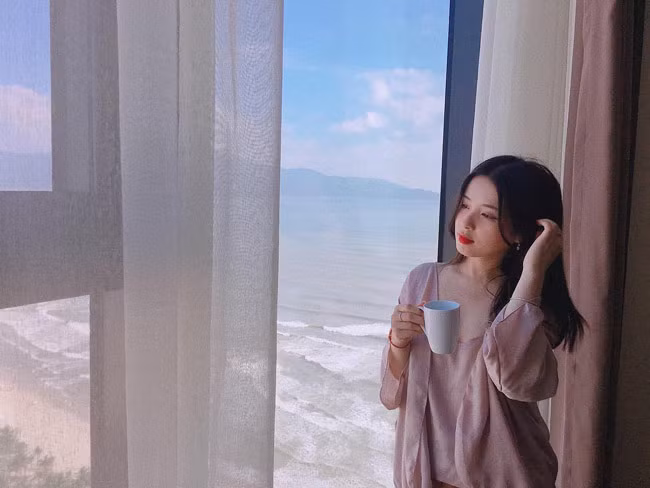 Cùng với nhan sắc dễ thương, Thảo Nari còn được khen ngợi bởi tính cách nhẹ nhàng, trầm ổn.