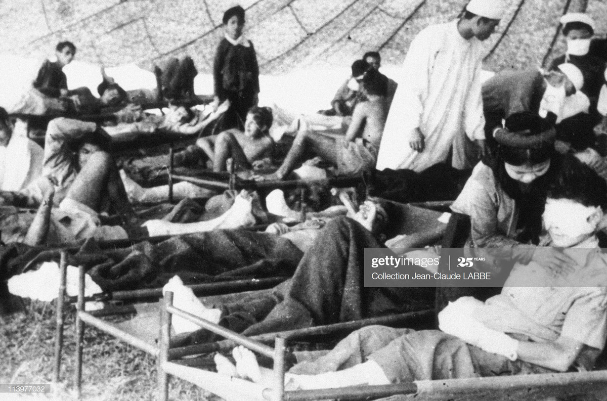 Các chiến sĩ Việt Minh cùng thương binh Pháp bị thương được chăm sóc chung ở trạm y tế dã chiến.