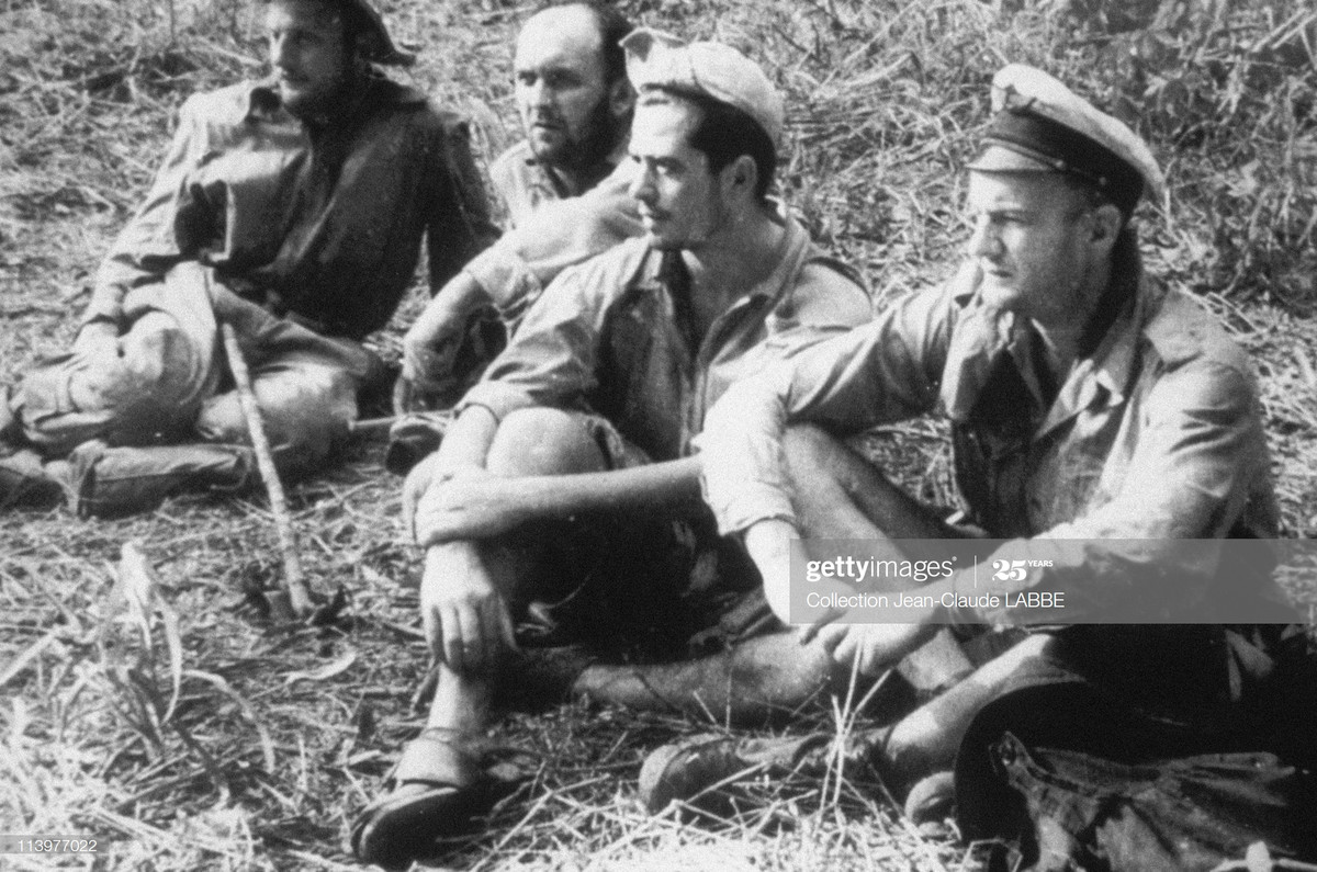 Sau khi bị bắt, các sĩ quan Pháp lặng lẽ ngồi dưới sự giám sát của các chiến sĩ Việt Minh.