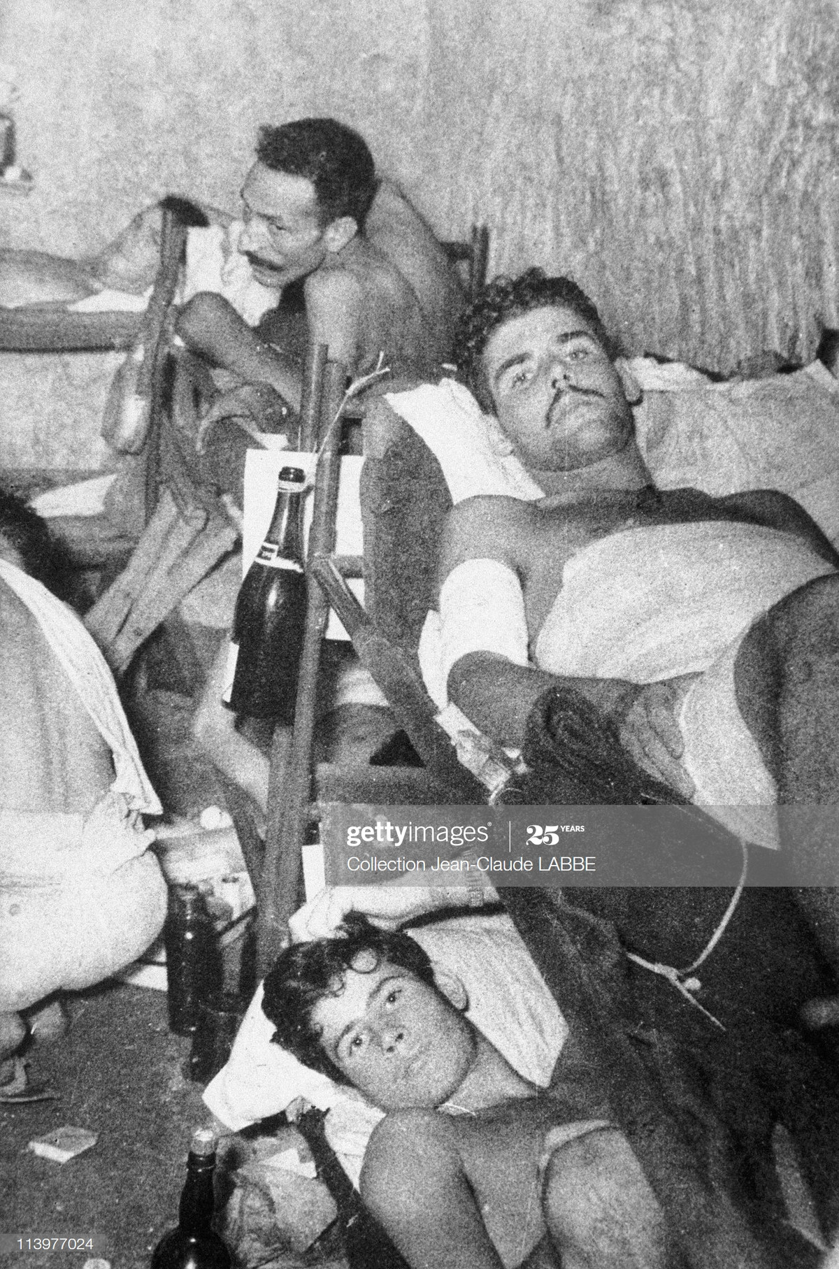 Một số lính Pháp tại trạm y tế của Việt Minh.