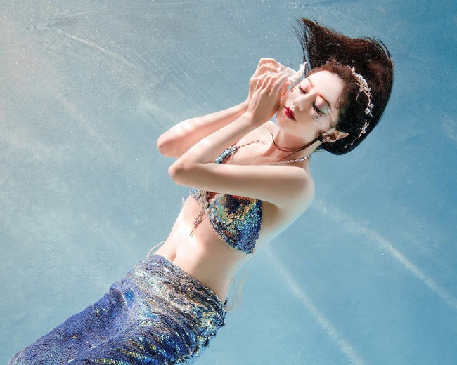 Chụp hình dưới nước không phải dễ dàng bởi cả nhiếp ảnh gia và người mẫu đều gặp khó khăn hơn so với chụp ở bối cảnh thường.