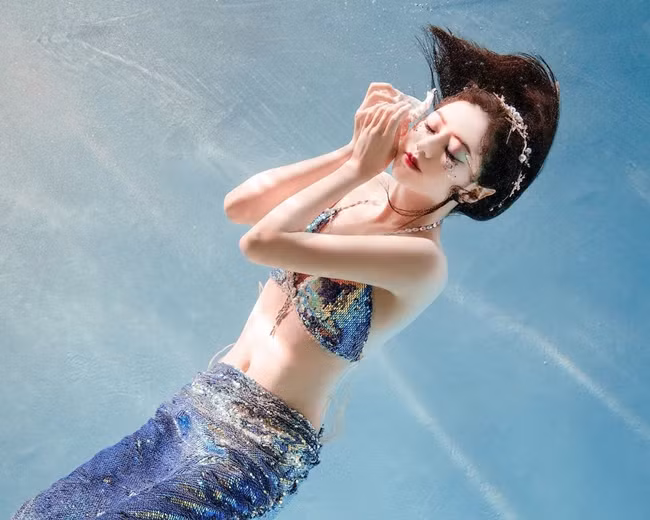 Chụp hình dưới nước không phải dễ dàng bởi cả nhiếp ảnh gia và người mẫu đều gặp khó khăn hơn so với chụp ở bối cảnh thường.