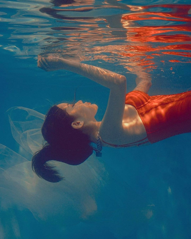 Người mẫu không chỉ cần chú ý đến cách tạo dáng mà còn phải học cách nín thở và căn thời gian chụp thích hợp.