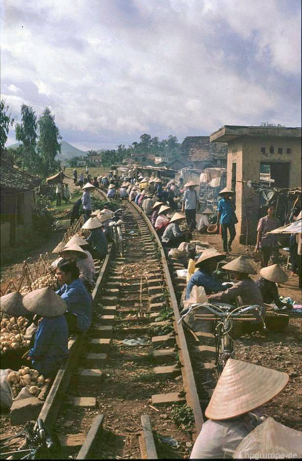 Cảnh họp chợ trên đường tàu ở ngoại vi thị xã Lạng Sơn, 1993.