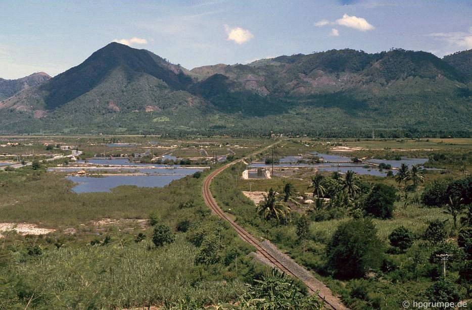 Tuyến đường sắt Bắc – Nam gần Đại Lãnh, Khánh Hòa năm 1992.