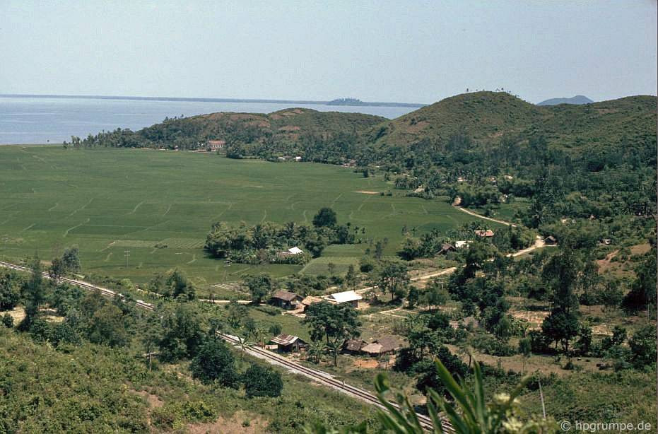 Khung cảnh trên tuyến đường sắt phía Nam Thừa Thiên - Huế, gần Lăng Cô, 1991.